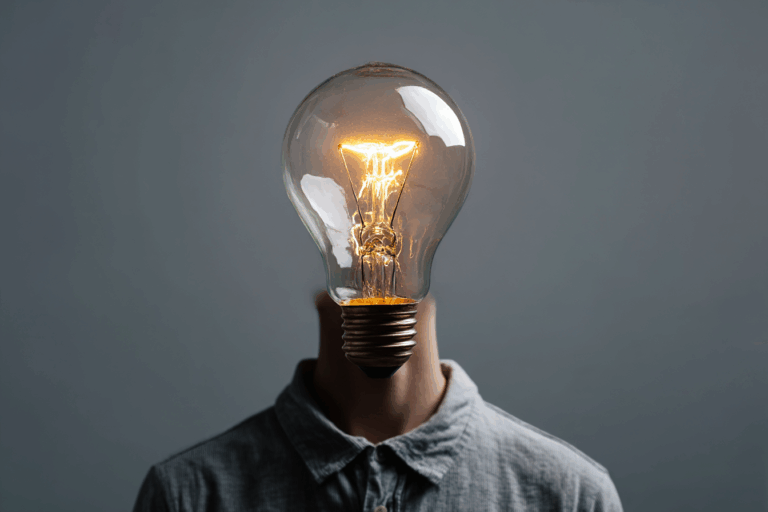 Symbolbild für eine plötzliche Idee oder Erkenntnis: Eine leuchtende Glühbirne ersetzt den Kopf einer Person – Metapher für neue Einsichten im Marketing-Funnel